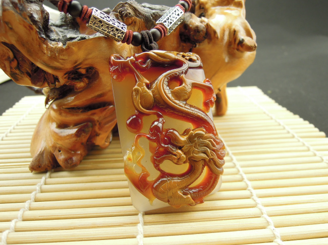 天然水潤(rùn)紅瑪瑙金龍戲珠吊墜