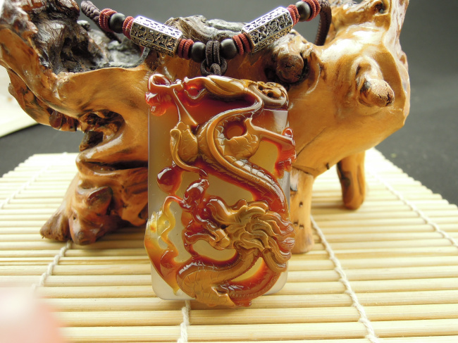 天然水潤(rùn)紅瑪瑙金龍戲珠吊墜