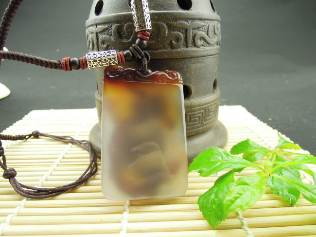 天然水潤(rùn)紅瑪瑙金龍戲珠吊墜