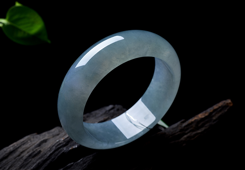 玻璃種翡翠手鐲水潤透亮古典美