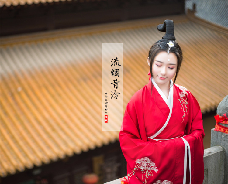 傳統正規(guī)漢服紅色繡花曲裾