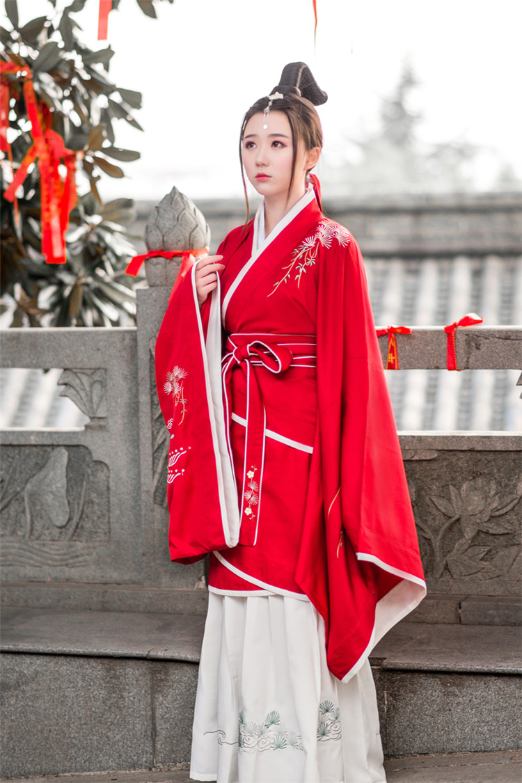 傳統正規(guī)漢服紅色繡花曲裾