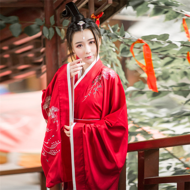 傳統正規(guī)漢服紅色繡花曲裾
