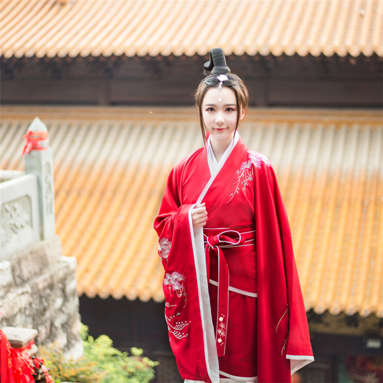 傳統正規(guī)漢服紅色繡花曲裾