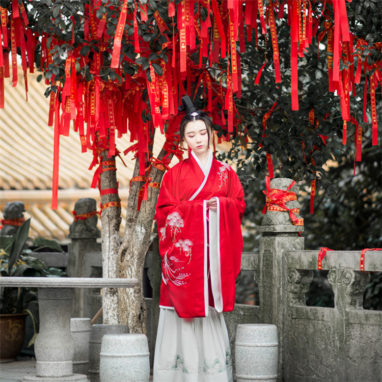 傳統正規(guī)漢服紅色繡花曲裾