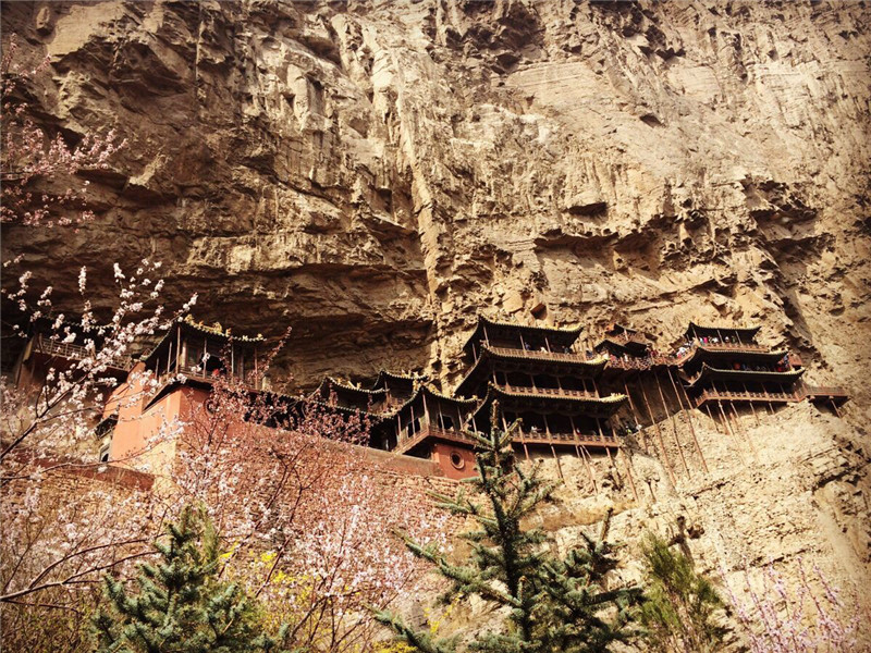 懸空寺半天高，三根馬尾空中吊