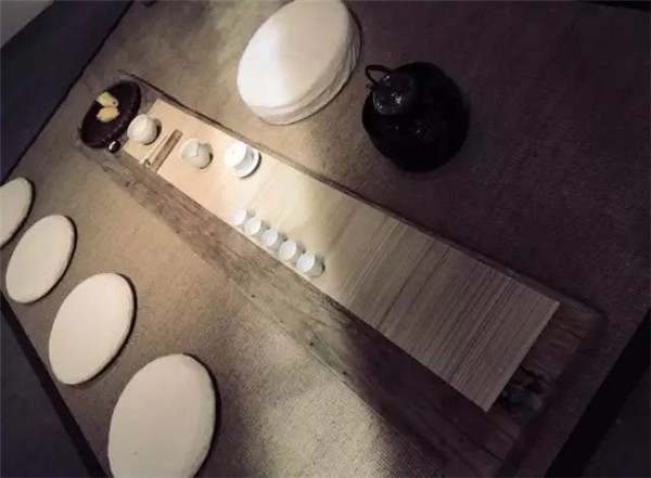 品茶牌佛之常用物，蒲團(tuán)