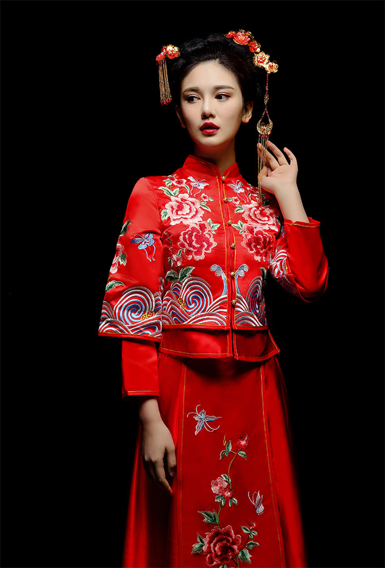 中式新娘禮服嫁衣，龍鳳褂富貴牡丹