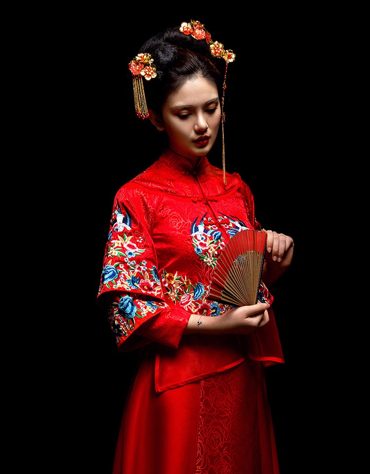 中國古典元素刺繡新娘禮服，敬酒服長袖春裝