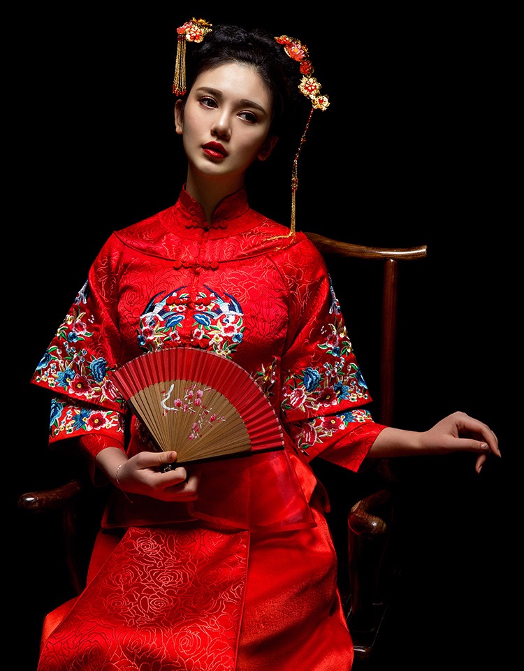 中國古典元素刺繡新娘禮服，敬酒服長袖春裝