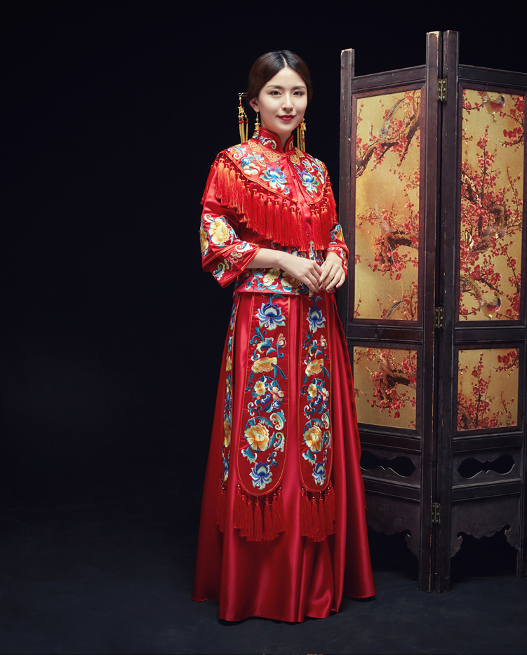 中式紅色長袖新娘嫁衣，流蘇繡花牡丹禮服