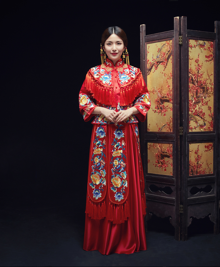 中式紅色長袖新娘嫁衣，流蘇繡花牡丹禮服