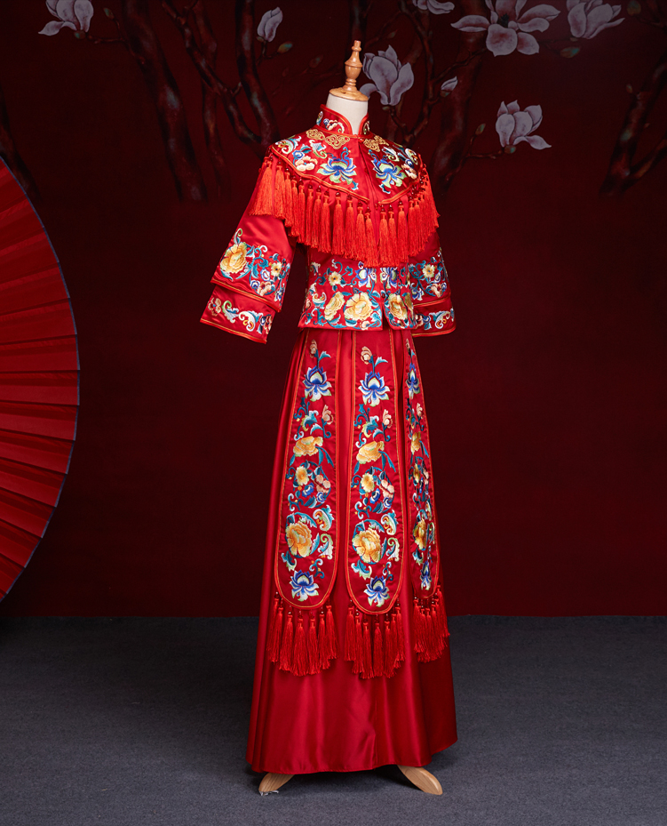 中式紅色長袖新娘嫁衣，流蘇繡花牡丹禮服