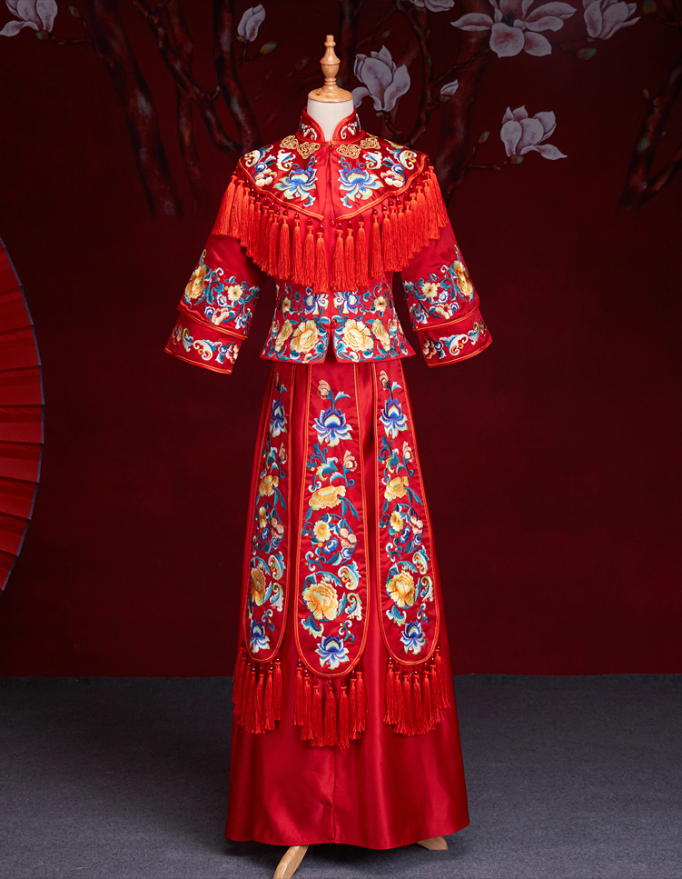 中式紅色長袖新娘嫁衣，流蘇繡花牡丹禮服