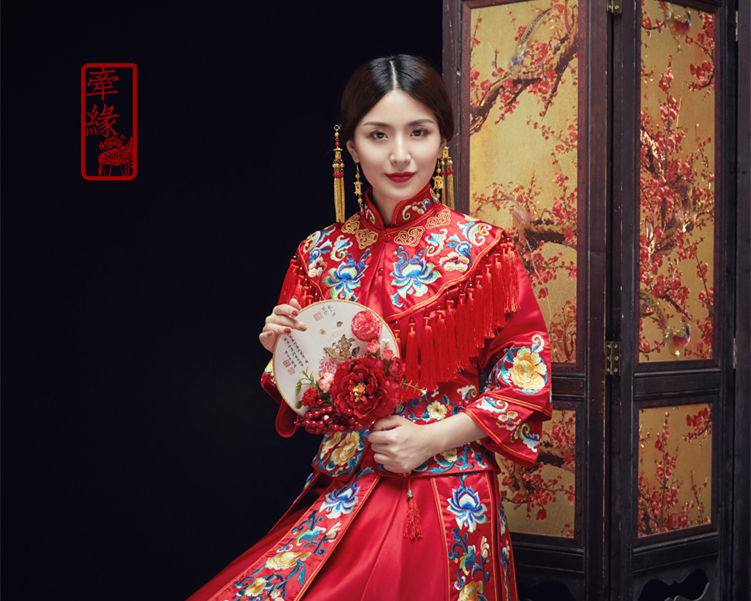 中式紅色長袖新娘嫁衣，流蘇繡花牡丹禮服