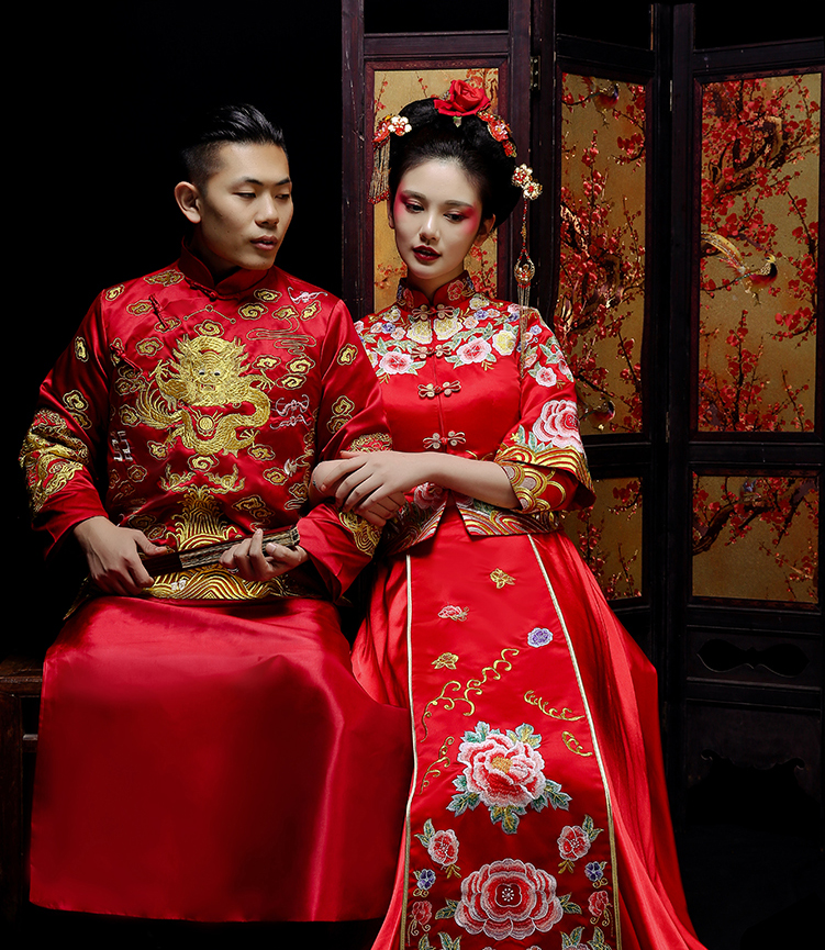 新郎新娘精致中式繡花禮服。