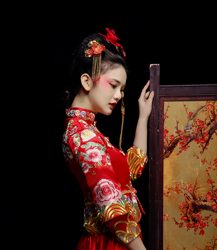 新郎新娘精致中式繡花禮服。