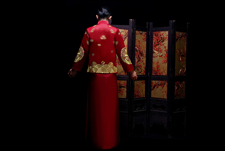 新郎新娘精致中式繡花禮服。