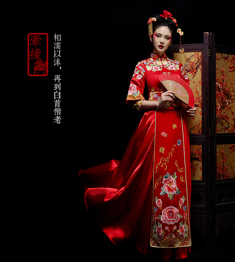 新郎新娘精致中式繡花禮服。