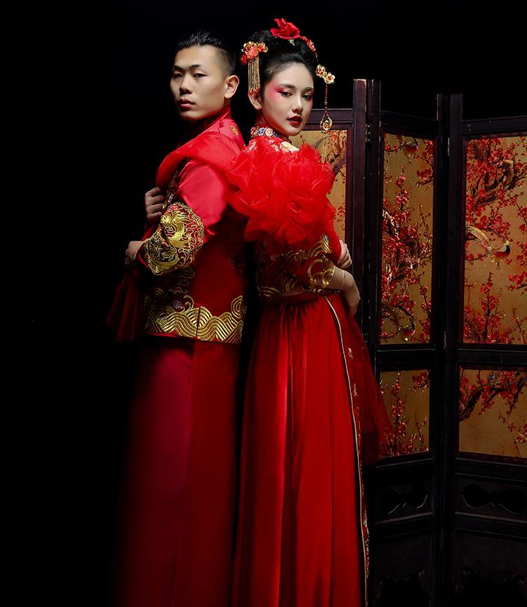 新郎新娘精致中式繡花禮服。