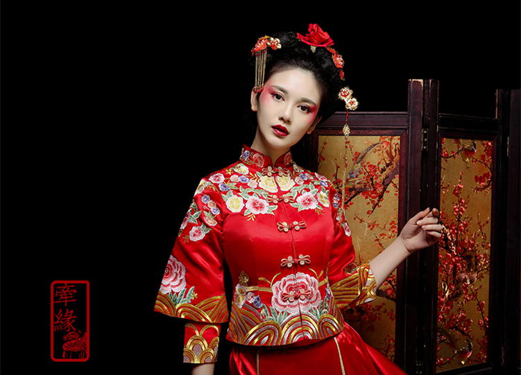 新郎新娘精致中式繡花禮服。