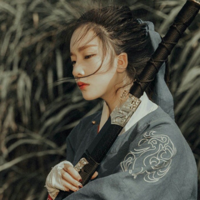 英氣瀟灑女子古風(fēng)頭像，古典真人頭像