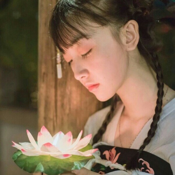 柔美女子攜燈古風(fēng)頭像，婉約家佳樂(lè)文學(xué)微信qq頭像