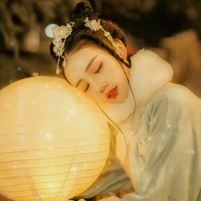 柔美女子攜燈古風(fēng)頭像，婉約家佳樂(lè)文學(xué)微信qq頭像