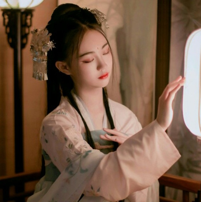 柔美女子攜燈古風(fēng)頭像，婉約家佳樂(lè)文學(xué)微信qq頭像