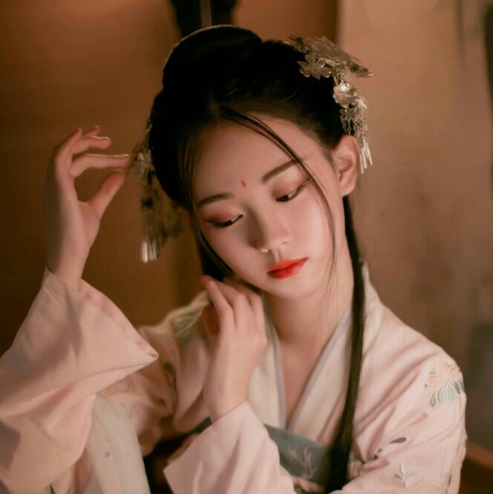 柳眉杏眼女生頭像，古風女子qq頭像