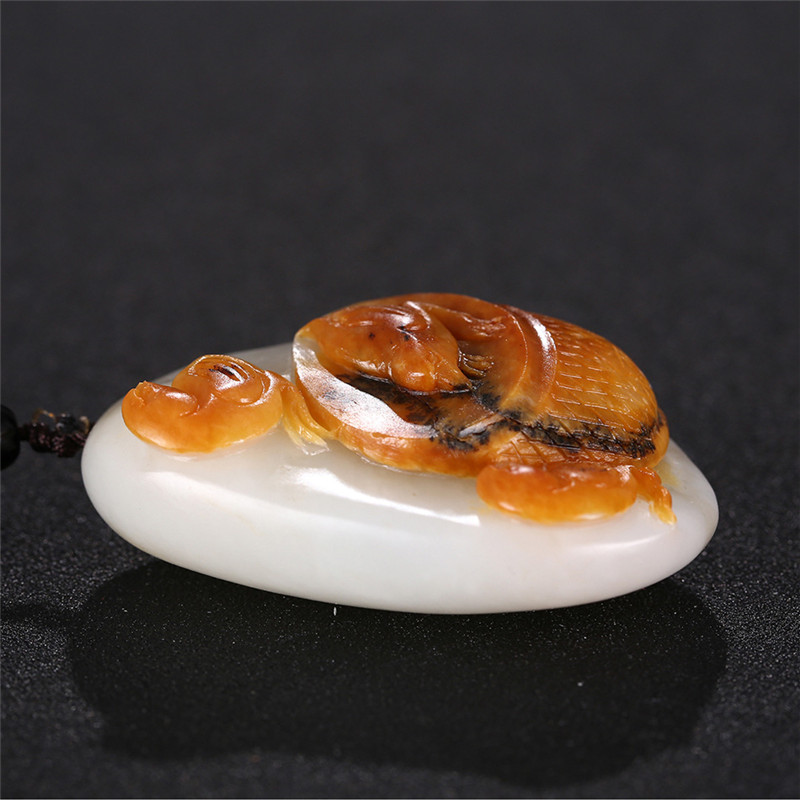 俏雕十二生肖雞掛件，和田玉黃皮籽料