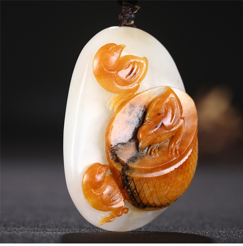 俏雕十二生肖雞掛件，和田玉黃皮籽料