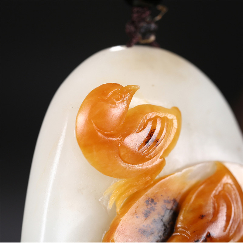 俏雕十二生肖雞掛件，和田玉黃皮籽料