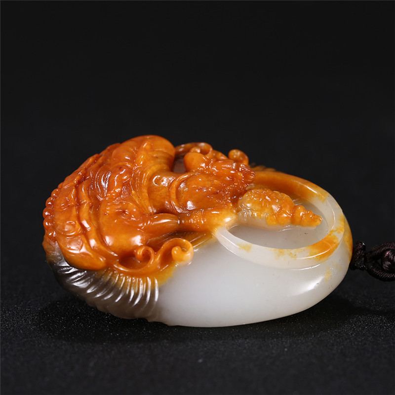 文殊菩薩三色料和田玉掛件，雙面雕刻吊墜