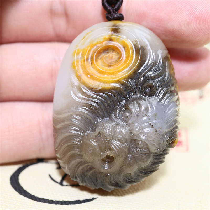 文殊菩薩三色料和田玉掛件，雙面雕刻吊墜