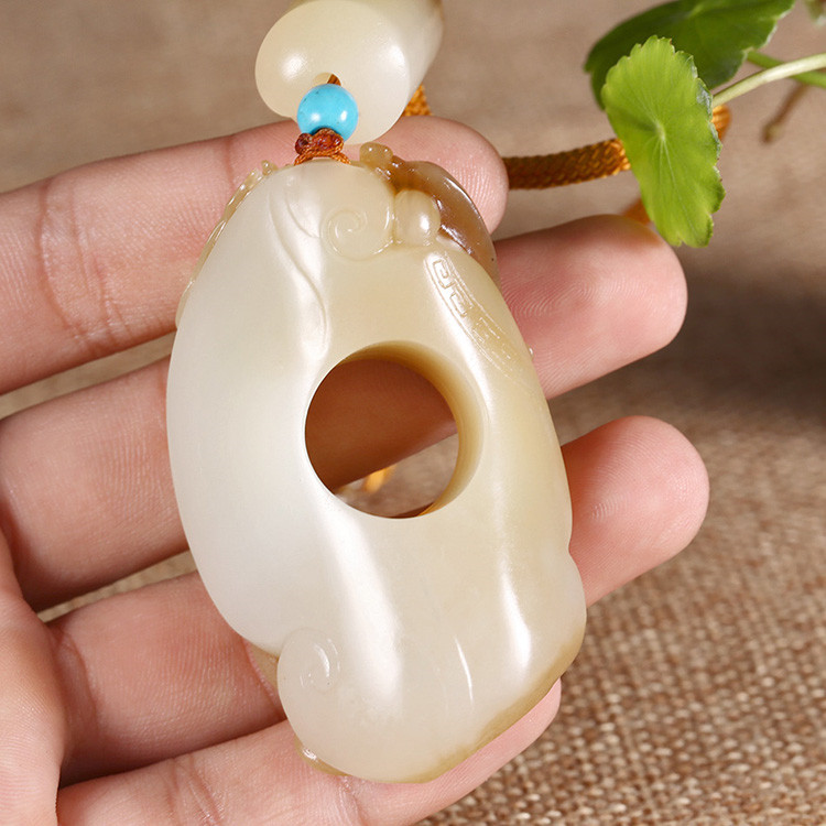 游龍?zhí)煜潞吞镉穹鹿艗旒?，白玉生肖龍?xiàng)鏈掛墜