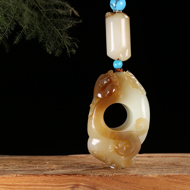 游龍?zhí)煜潞吞镉穹鹿艗旒?，白玉生肖龍?xiàng)鏈掛墜