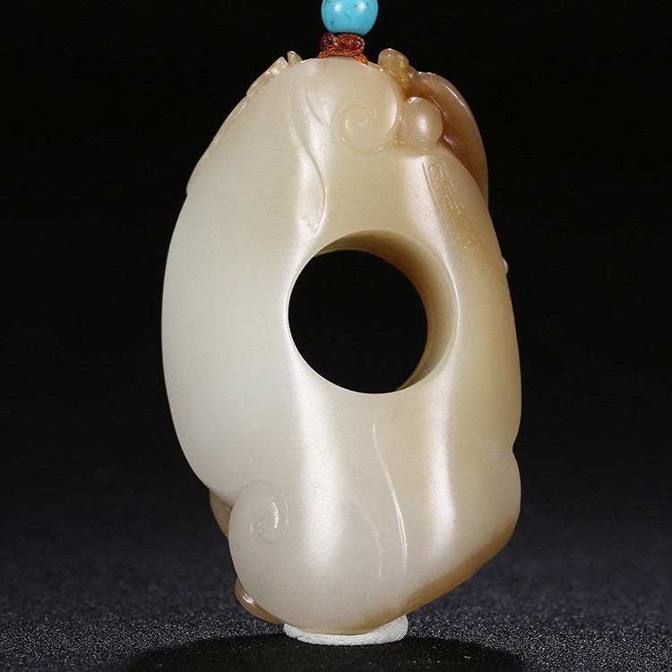 游龍?zhí)煜潞吞镉穹鹿艗旒?，白玉生肖龍?xiàng)鏈掛墜