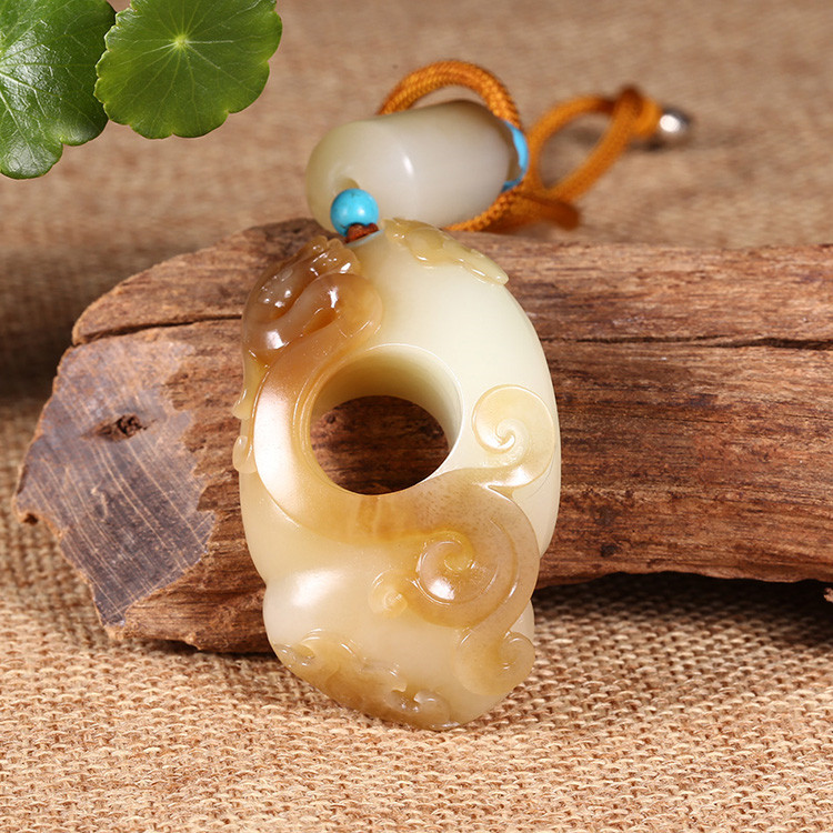 游龍?zhí)煜潞吞镉穹鹿艗旒?，白玉生肖龍?xiàng)鏈掛墜