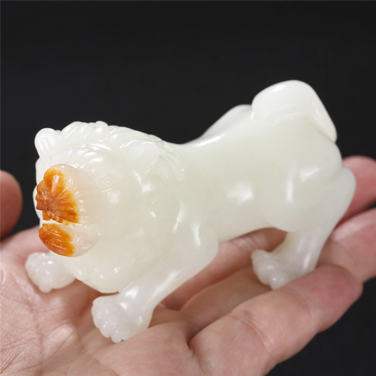 天然籽料真皮獅子手玩件，百獸之王白玉擺件