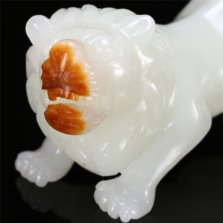 天然籽料真皮獅子手玩件，百獸之王白玉擺件