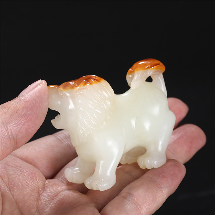 天然籽料真皮獅子手玩件，百獸之王白玉擺件