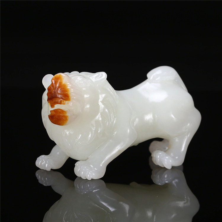 天然籽料真皮獅子手玩件，百獸之王白玉擺件