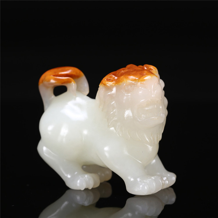 天然籽料真皮獅子手玩件，百獸之王白玉擺件