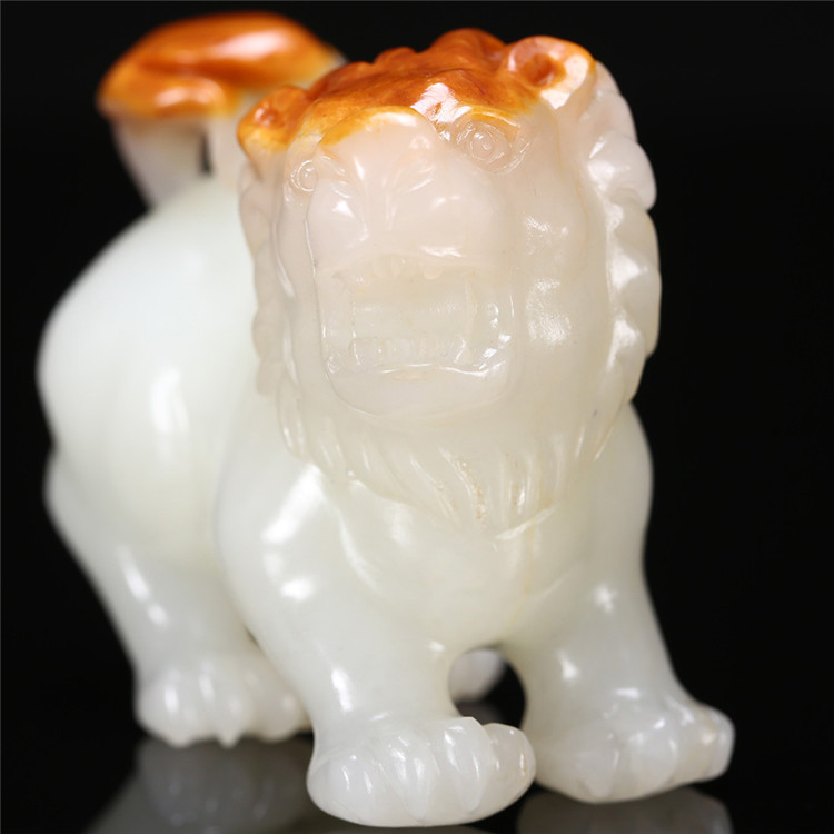 天然籽料真皮獅子手玩件，百獸之王白玉擺件