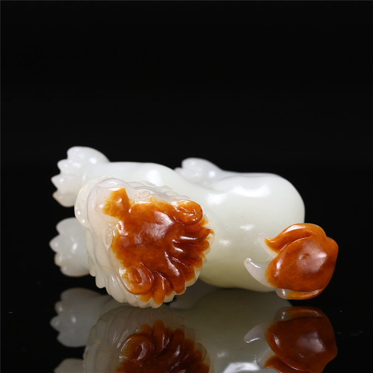 天然籽料真皮獅子手玩件，百獸之王白玉擺件