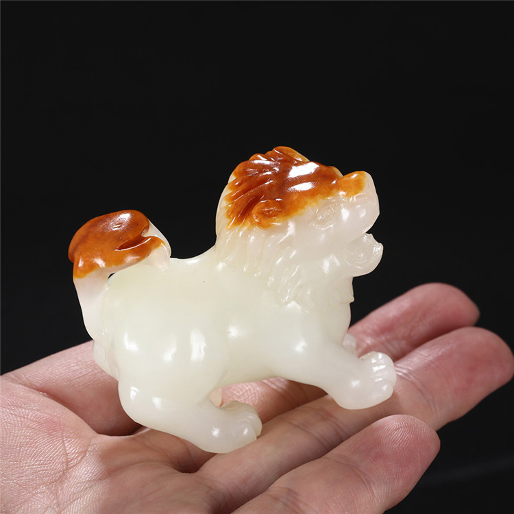 天然籽料真皮獅子手玩件，百獸之王白玉擺件