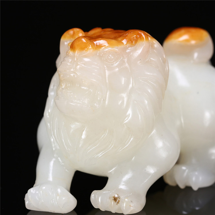 天然籽料真皮獅子手玩件，百獸之王白玉擺件