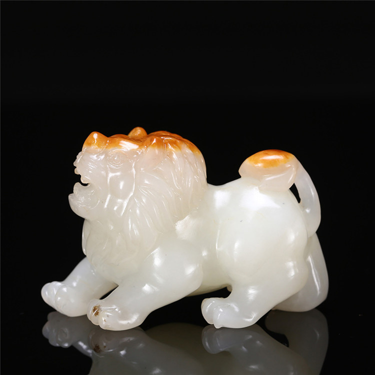 天然籽料真皮獅子手玩件，百獸之王白玉擺件