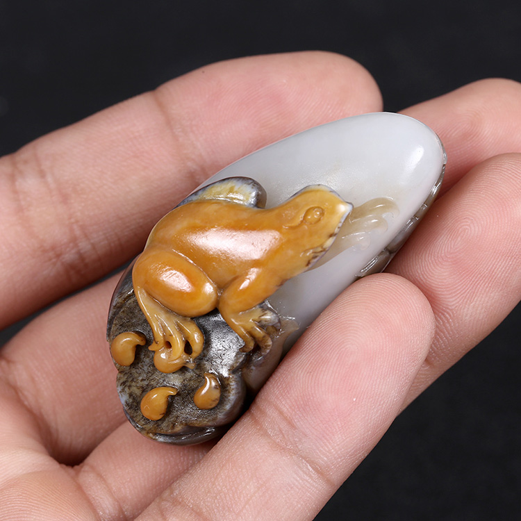 呱呱來財天然玉石掛件，新疆和田玉青蛙手把件